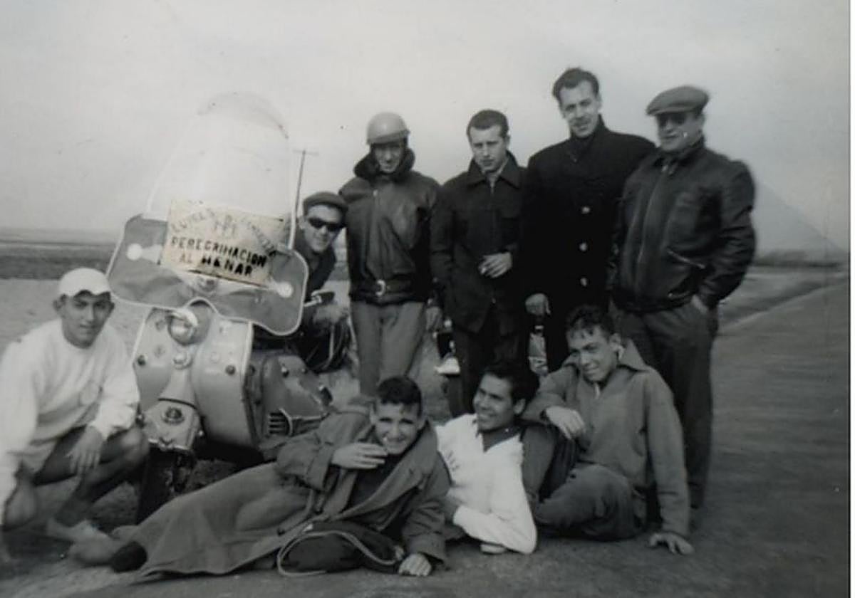 Lambrettistas y corredores en un alto del camino de la carrera, el 12 de octubre de 1960.