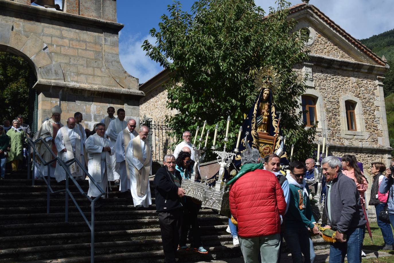 La romería de la Virgen del Brezo en Villafría de la Peña reúne a miles de fieles