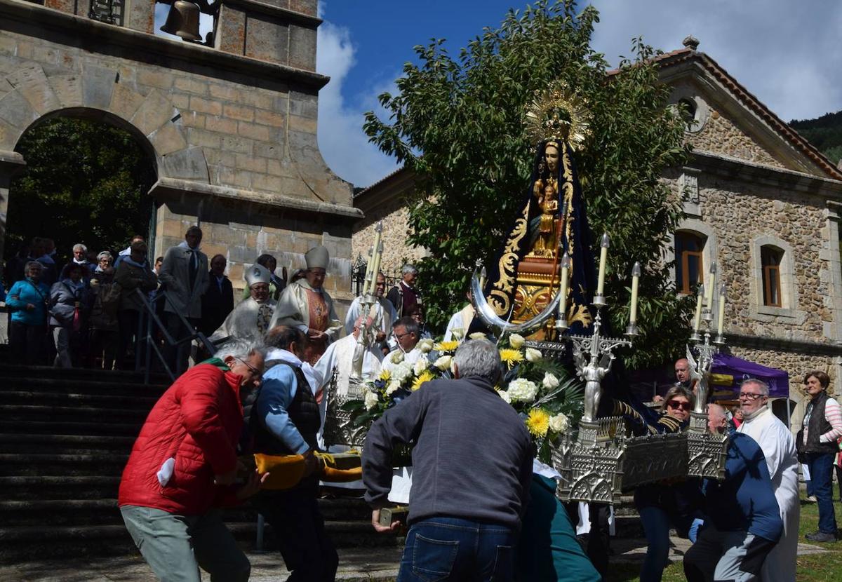 La imagen es trasladada desde el santuario a la campa.