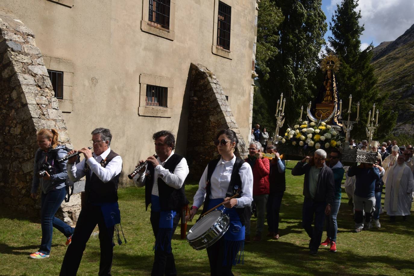 La romería de la Virgen del Brezo en Villafría de la Peña reúne a miles de fieles