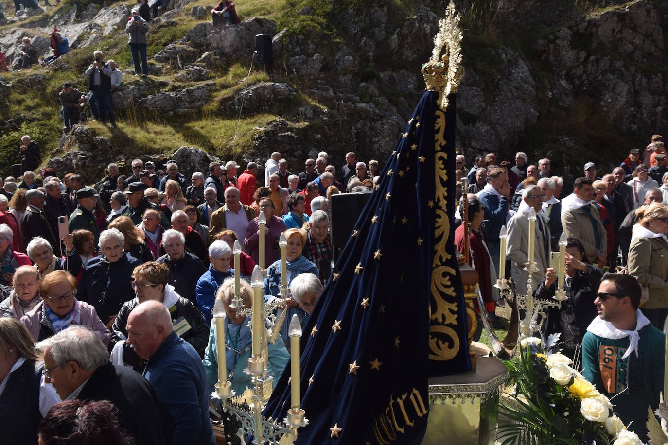 La romería de la Virgen del Brezo en Villafría de la Peña reúne a miles de fieles