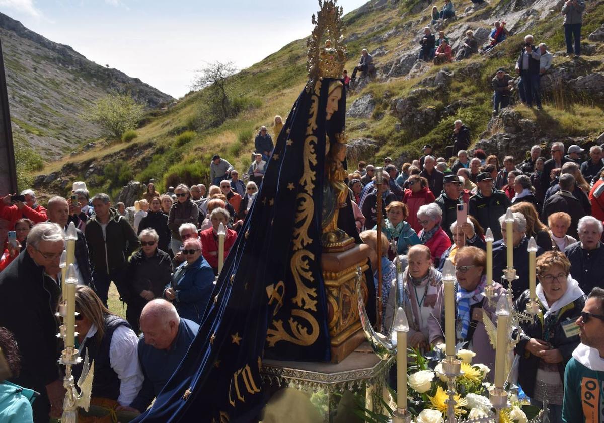 La romería de la Virgen del Brezo en Villafría de la Peña reúne a miles de fieles