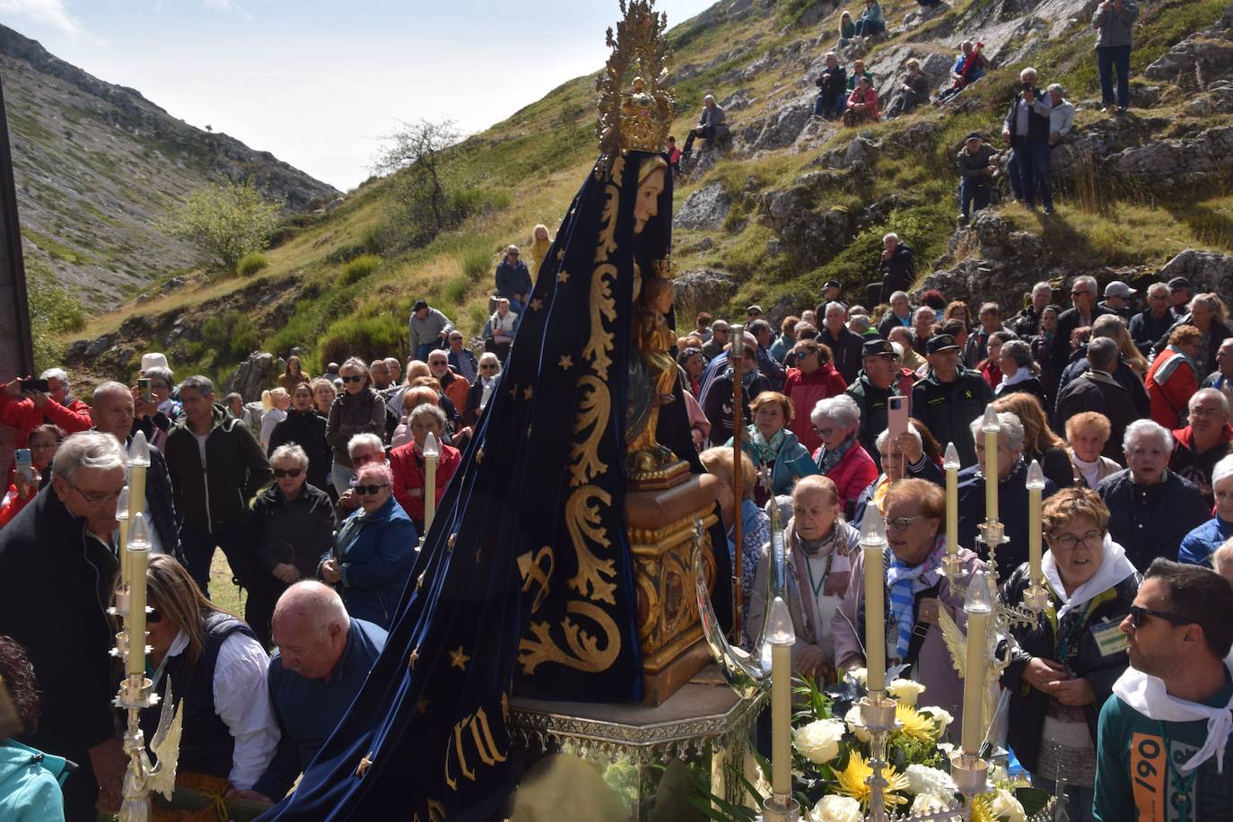 La romería de la Virgen del Brezo en Villafría de la Peña reúne a miles de fieles