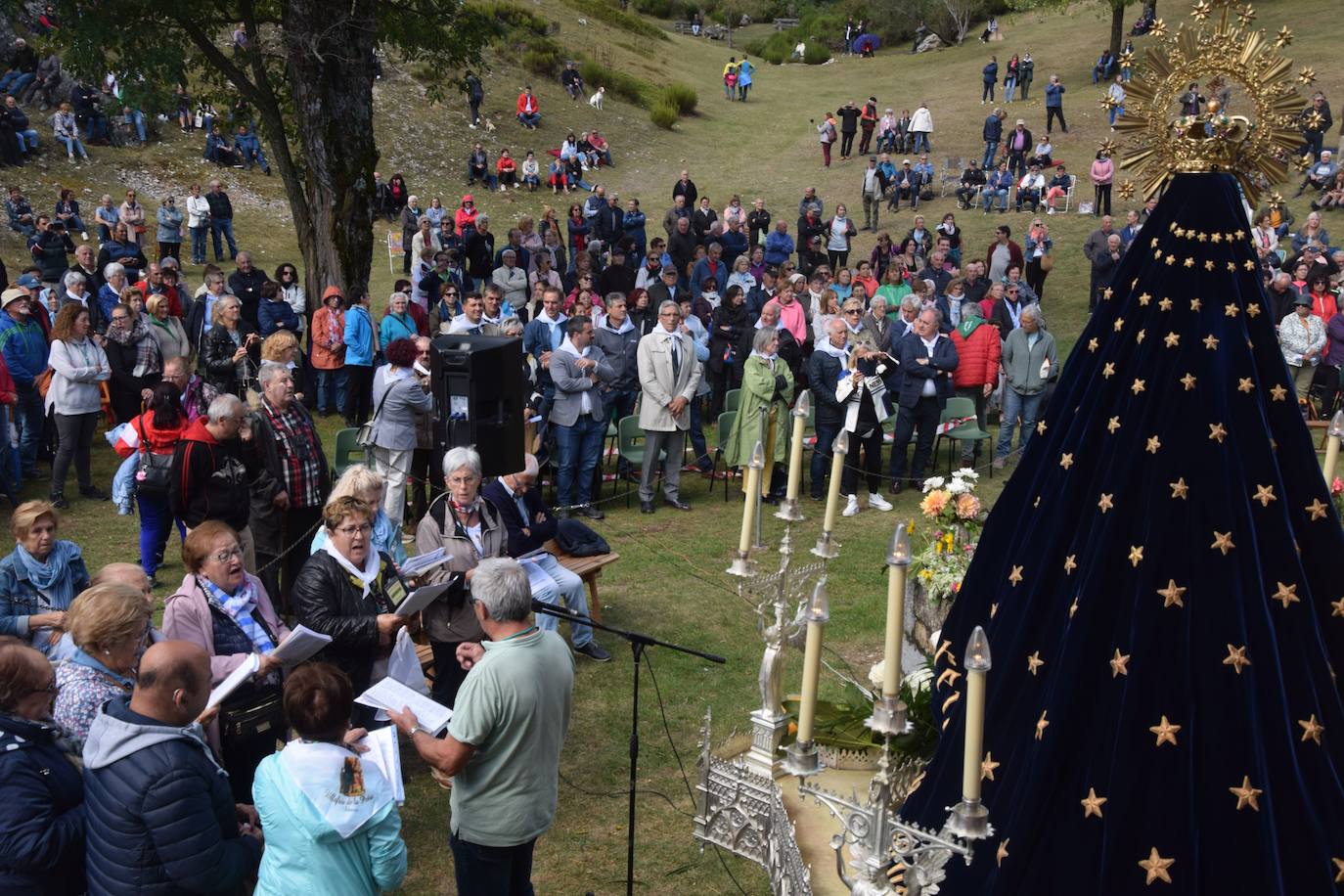 La romería de la Virgen del Brezo en Villafría de la Peña reúne a miles de fieles