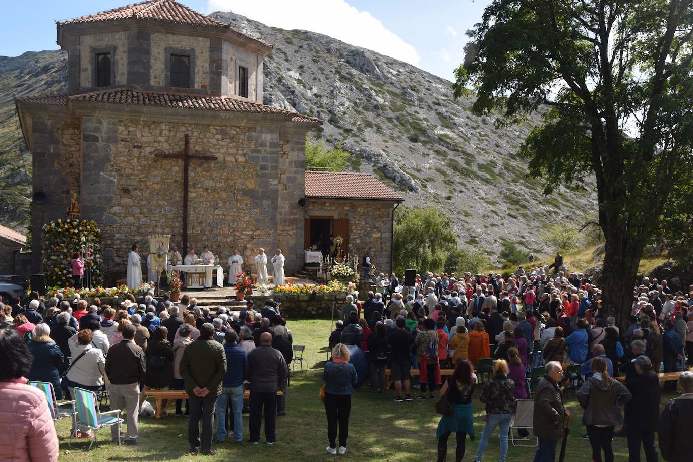 La romería de la Virgen del Brezo en Villafría de la Peña reúne a miles de fieles