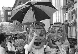 Los cabezudos se protegen de la lluvia durante las últimas fiestas de San Mateo en 1999.