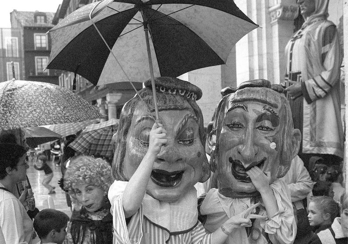 Los cabezudos se protegen de la lluvia durante las últimas fiestas de San Mateo en 1999.