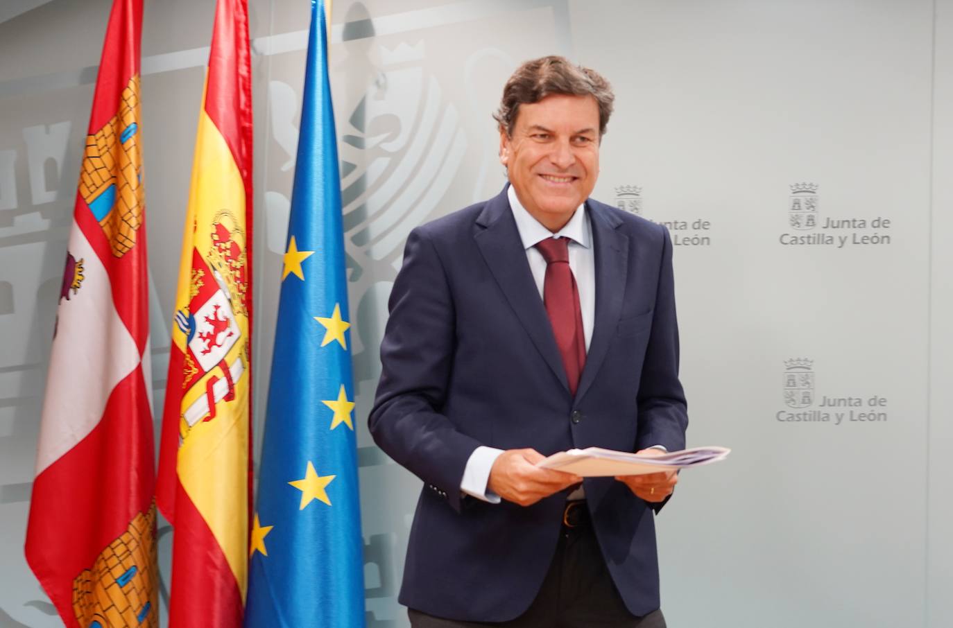 Carlos Fernández Carriedo, antes de comparecer ante los medios en la sala de prensa de Presidencia, junto a las banderas autonómica, española y europea.