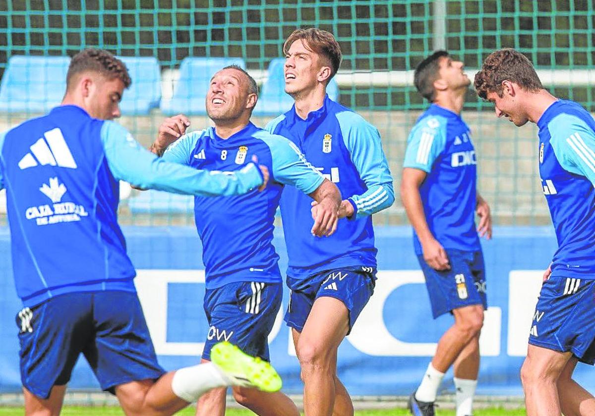 Cazorla (segundo por la izquierda), durante la sesión de este miércoles del Real Oviedo.