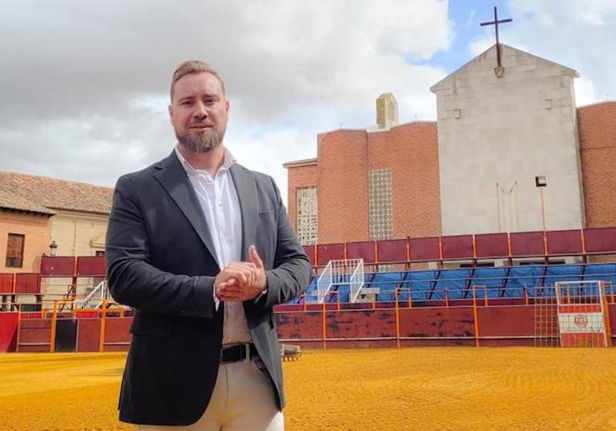 David de la Viuda, alcalde de Mayorga, en la plaza de toros.