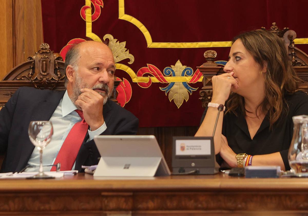 El concejal de Hacienda, Carlos Hernández, con la alcaldesa, Miriam Andrés.