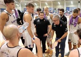 Paco García da instrucciones en un tiempo muerto en el polideportivo Infanta Juana de Zaratán.