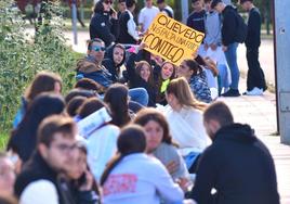 Decenas de jóvenes hacen cola para el concierto de Quevedo