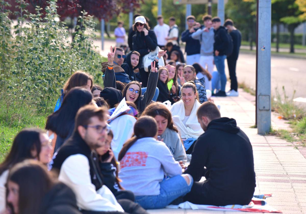 Decenas de jóvenes hacen cola para el concierto de Quevedo