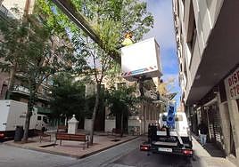 Un operario trabaja en los toldos de la calle Santa María.