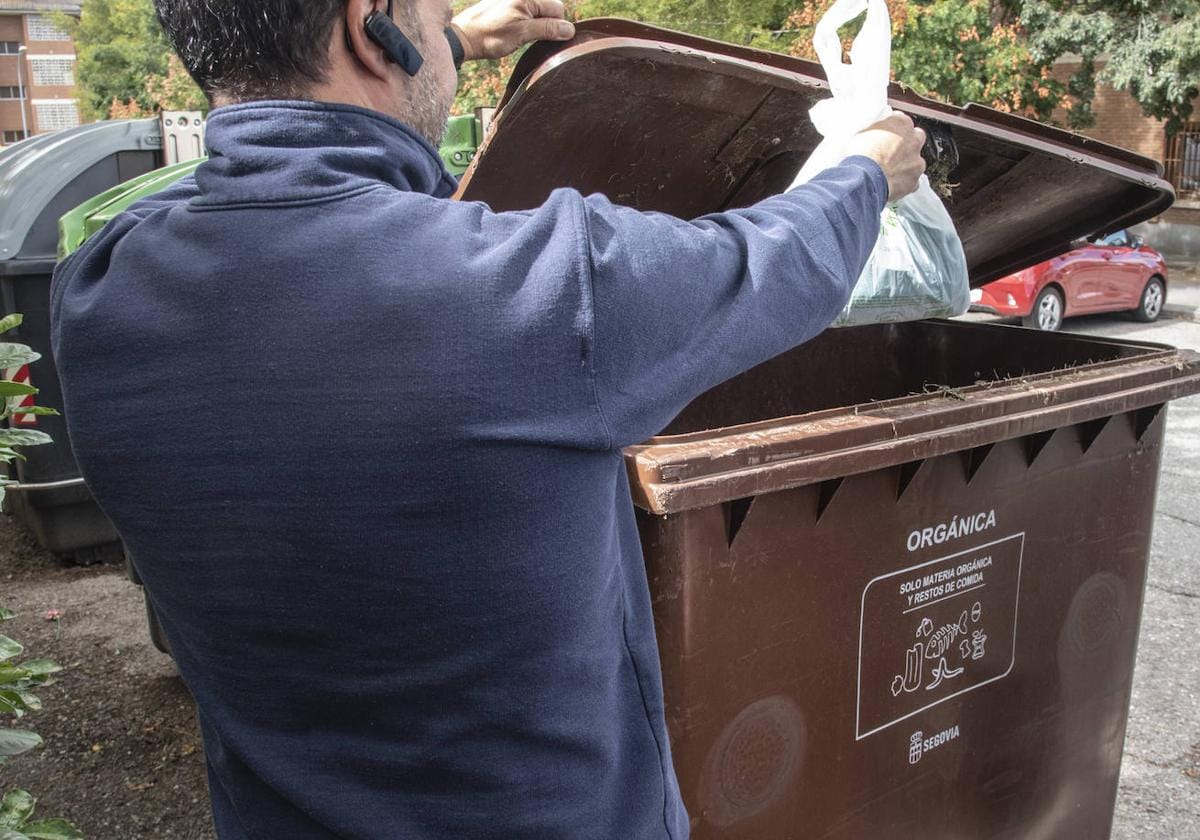 Depositar la basura orgánica en el cubo marrón se extiende hoy a cinco  municipios de Madrid