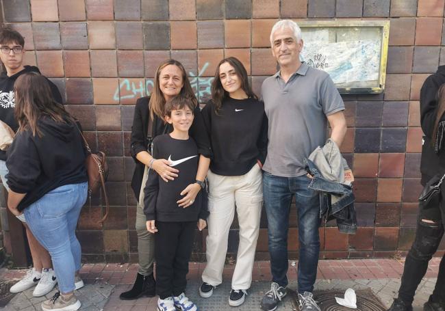 Los madrileños Eva Palacios y Luis Serrano con sus hijos Iker y Sara.