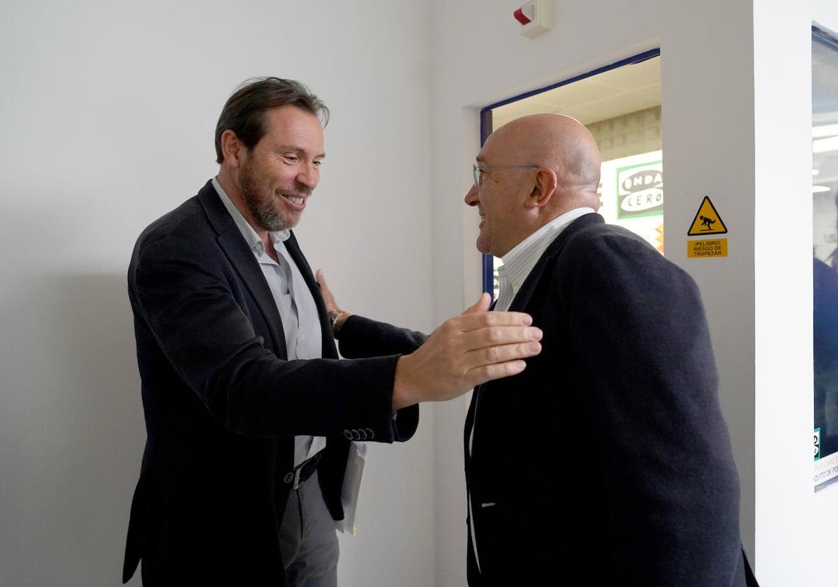 Óscar Puente y Jesús Julio Carnero se saludan antes de un debate electoral en Onda Cero.