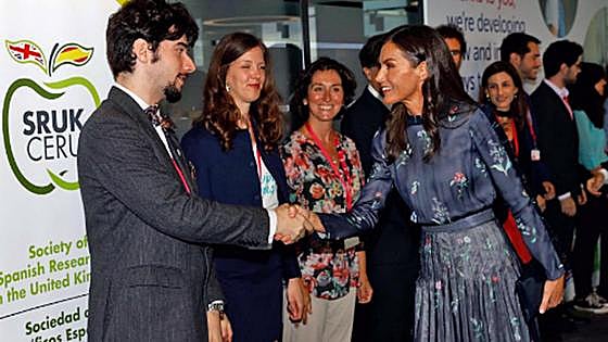 La Reina Letizia ilumina Londres luciendo un vestido de Armani