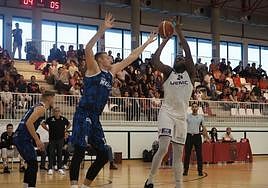 Lotanna Nwogbo lanza por encima del lituano Gadiliauskas.