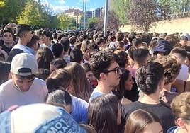 Centenares de personas, en la cola de acceso al concierto en la Feria de Valladolid.