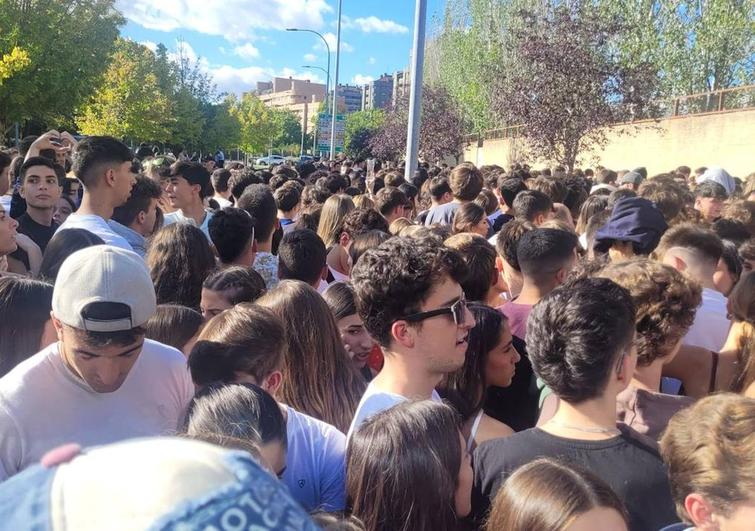 Centenares de personas, en la cola de acceso al concierto en la Feria de Valladolid.