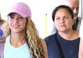 Shakira acompañada por Lili Melgar, a la derecha, en una imagen de archivo.