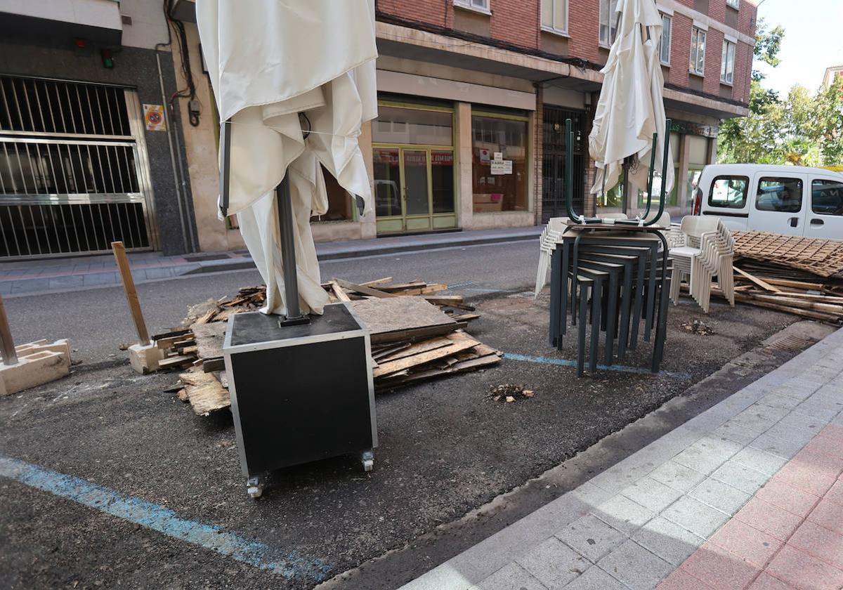 Montón de palés de madera que conformaban el suelo de la terraza sobre las plazas de aparcamiento, en la calle Rizarzuela.