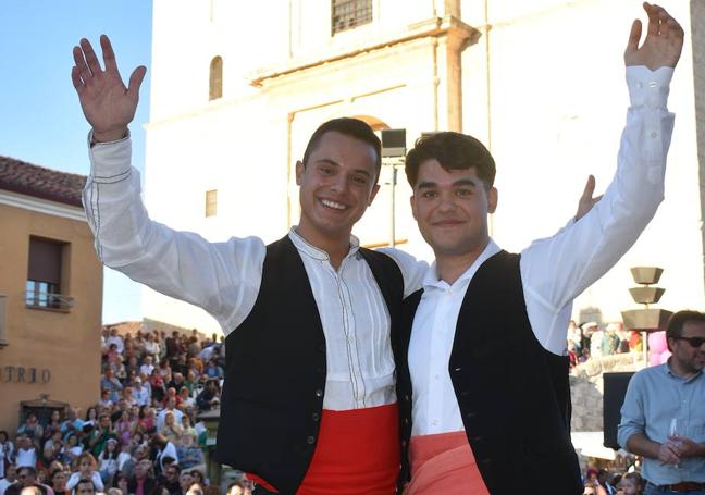 El Bodeguero Mayor, el mucenteño Guillermo Mieres y el bodeguero cigaleño Sergio Cabezas, durante el pisado de la uva