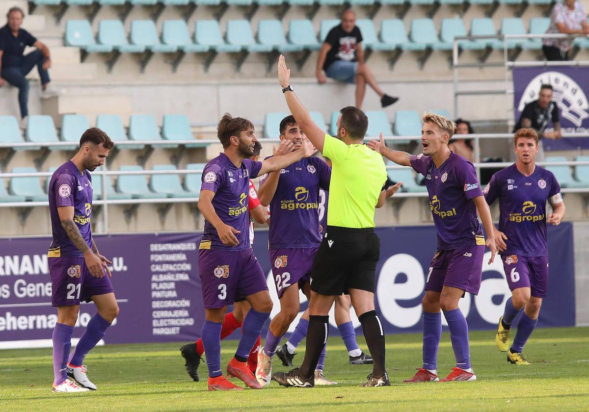 Los jugadores del Atlético Tordesillas reclaman una acción al árbitro en el partido frente al Palencia Cristo.