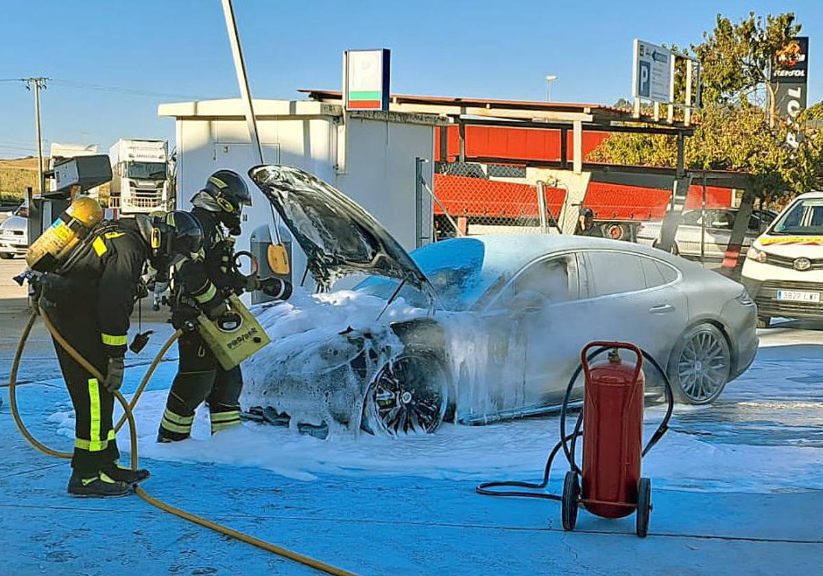 Labores de extinción de los Bomberos de la Diputación del Porsche siniestrado.