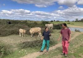 Los dos hermanos, veterinaria y ganadero, conversan en una de las fincas comunales de Martiago.