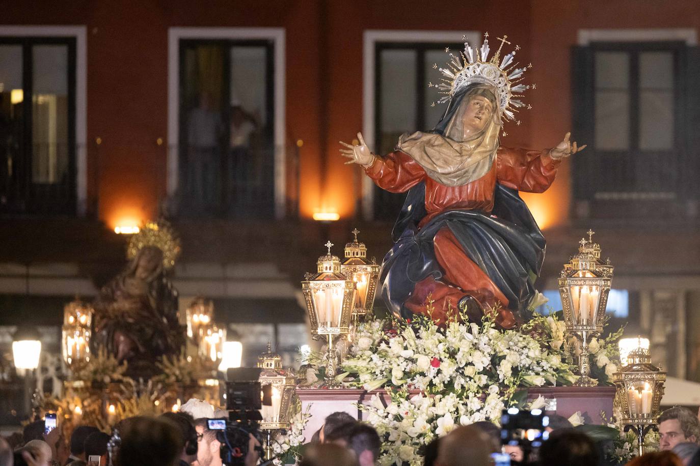 Procesión triunfal de la Santa Vera Cruz Coronada en Valladolid (II)