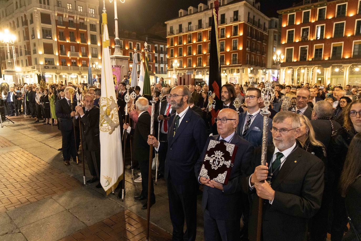 Procesión triunfal de la Santa Vera Cruz Coronada en Valladolid (II)