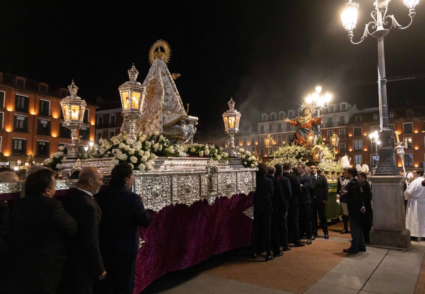 Procesión triunfal de la Santa Vera Cruz Coronada en Valladolid (II)