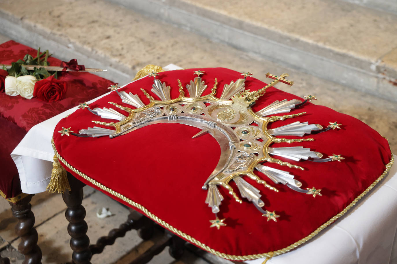 Valladolid corona a la Vera Cruz en la Catedral