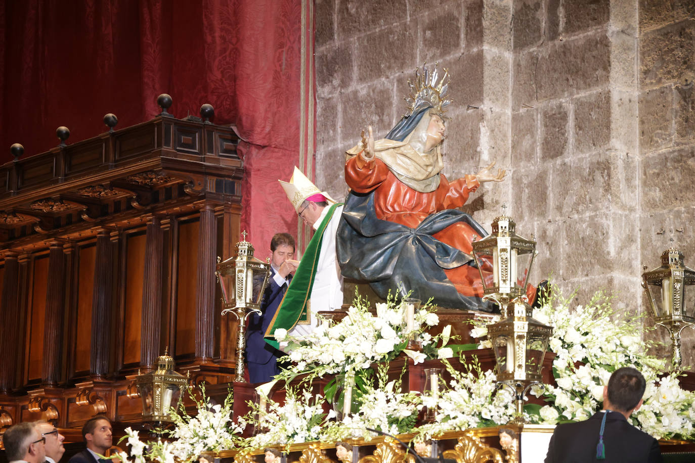 Valladolid corona a la Vera Cruz en la Catedral