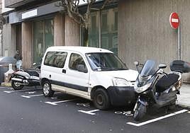 Un coche mal aparcado en en lugar indicado para motos.