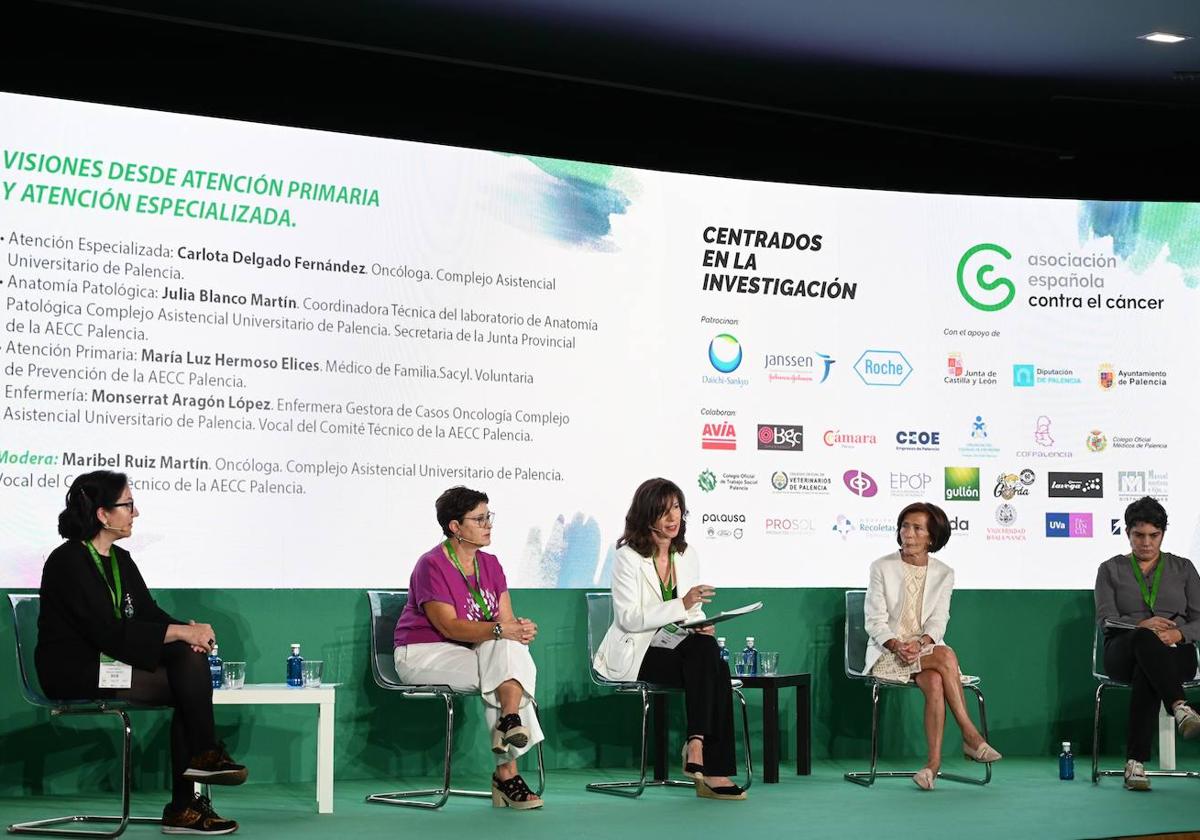 Julia Blanco, Montserrat Aragón, Maribel Ruiz, Mariluz Hermoso y Carlota Delgado, de izquierda a derecha, en una mesa redonda.