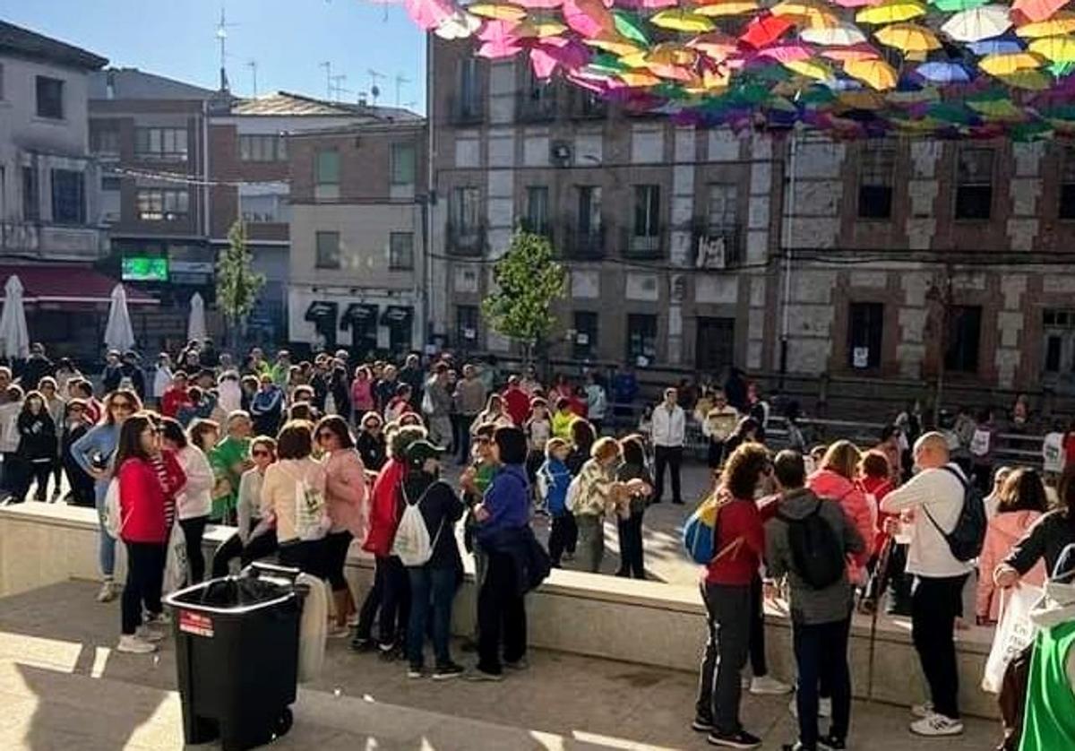 Participantes en la II Marcha Contra el Cáncer de Íscar en la plaza Mayor previamente a la salida.