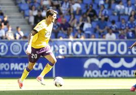 Juric controla un balón y encara al defensa del Oviedo