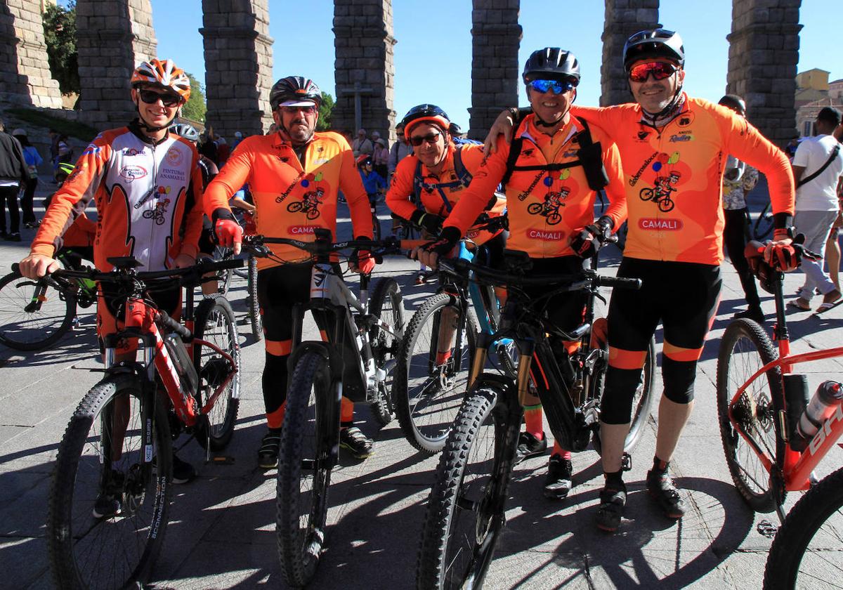 Un grupo de ciclistas, a la salida de la marcha, este domingo en el Azoguejo.