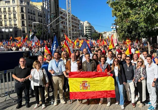 Conrado Íscar y Jesús Julio Carnero, con los concejales del Ayuntamiento de Valladolid, senadores, diputados y otros afiliados.