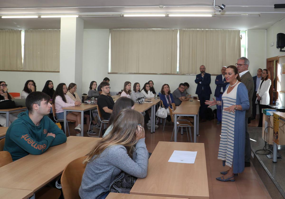 Virginia Barcones explica a los universitarios los beneficios del Bono Cultural, este lunes en el Campus de Palencia.