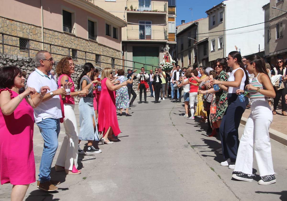 Jotas durante la procesión de la Virgen de la Palma, ayer.