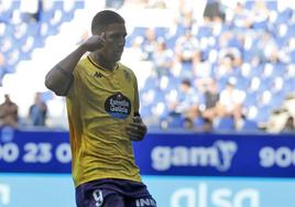 Marcos André celebra el gol de la victoria frente al Oviedo llevándose un dedo al lateral de la cabeza.