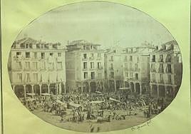 Plaza Mayor y mercado en Valladolid a mediados del siglo XIX.