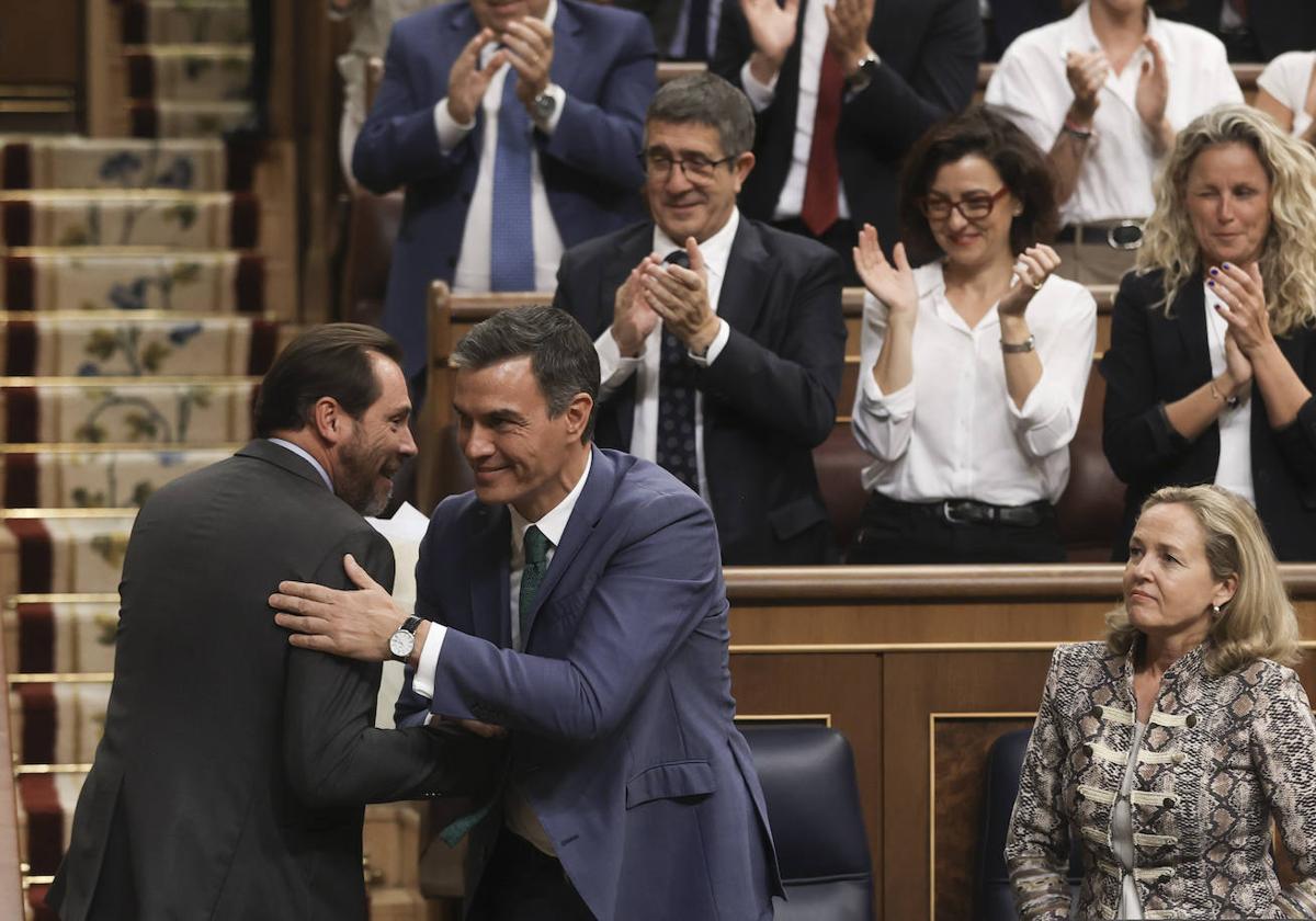 Pedro Sánchez saluda a Óscar Puente tras su intervención ante el aplauso de toda la bancada socialista puesta en pie.