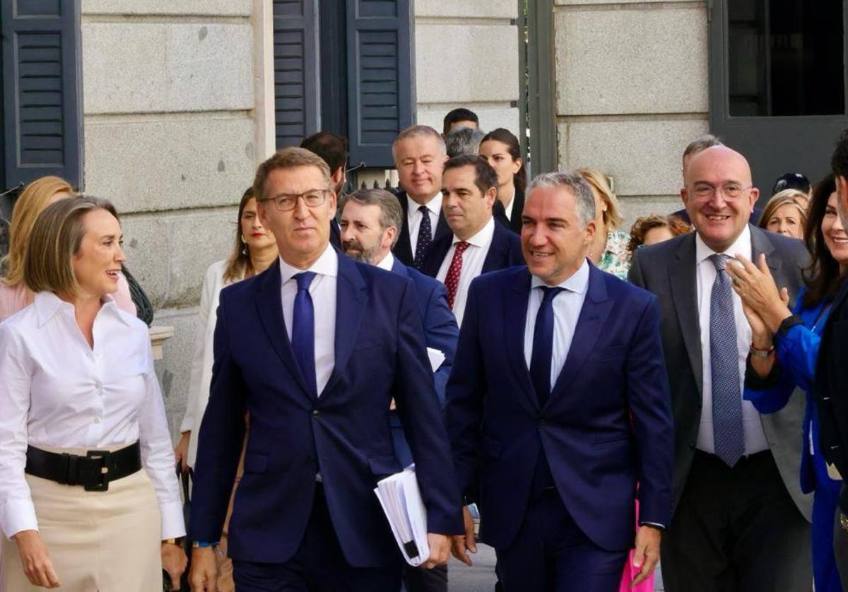 El alcalde de Valladolid, Jesús Julio Carnero, este martes antes de la investidura junto a Cuca Gamarra, Alberto Núñez Feijóo y Elías Bendodo.