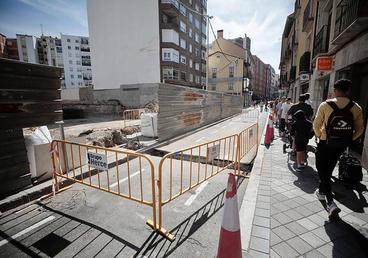 Tramo en obras de la calle Alonso Pesquera, donde se está construyendo un bloque de viviendas.